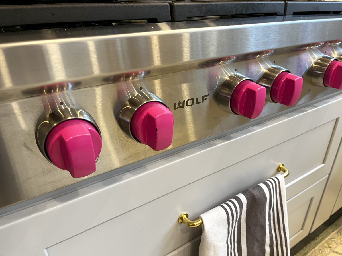 Stove with painted knobs